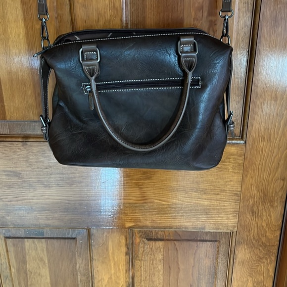 Wrangler Buckle Classic Barrel Satchel - Picture 2 of 10